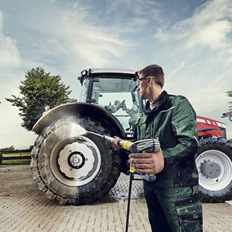 Farmer using the Kärcher EASY!Force