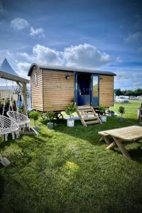 outdoorsy living glamping hut